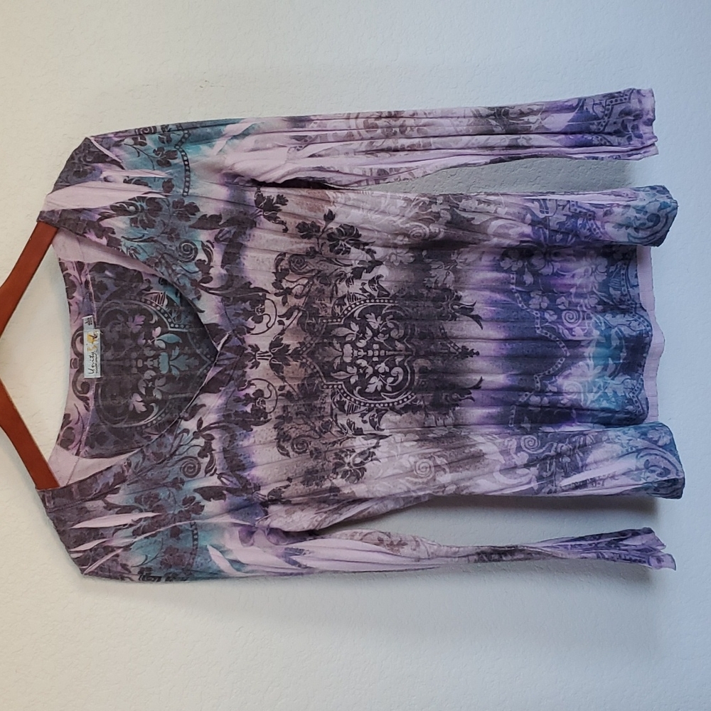 Women's Long sleeve top.